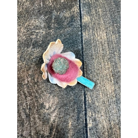 Crickets Blossom Handmade Mermaid Clam Shell Hair Clip! - Picture 1 of 4